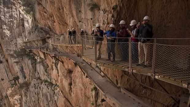 Excursionistas caminando por las vertiginosas pasarelas que se han rehabilitado