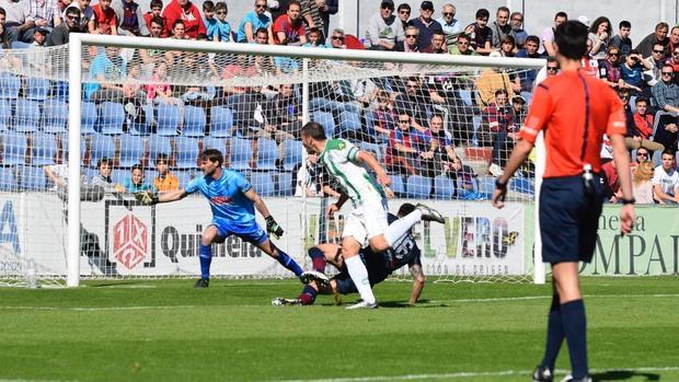 Xisco Jiménez, capitán del Córdoba CF, una acción previa a marcar el 0-1 en Huesca