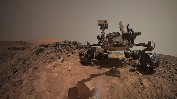 El vehículo explorador Curiosity de la NASA sobre el suelo marciano