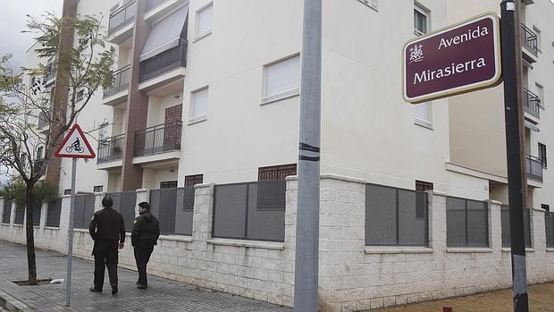 Dos guardias de seguridad custodian el edificio