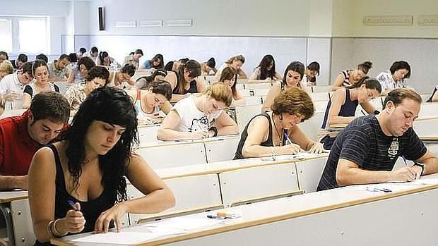 Opositores durante un examen