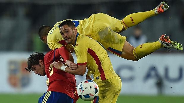 Florin Andone, jugador del Córdoba CF y Rumanía, con su selección ante España