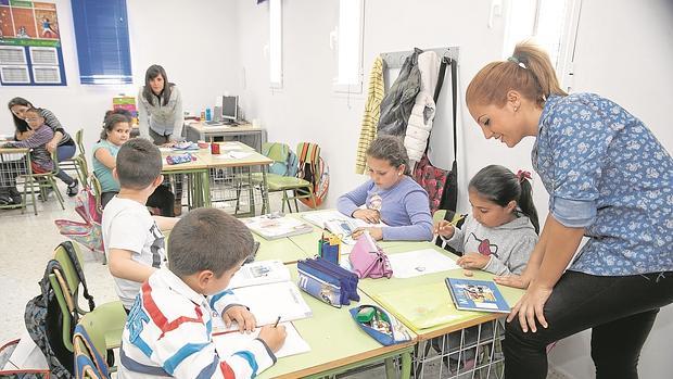 Una clase de Estrella Azahara con niños del barrio