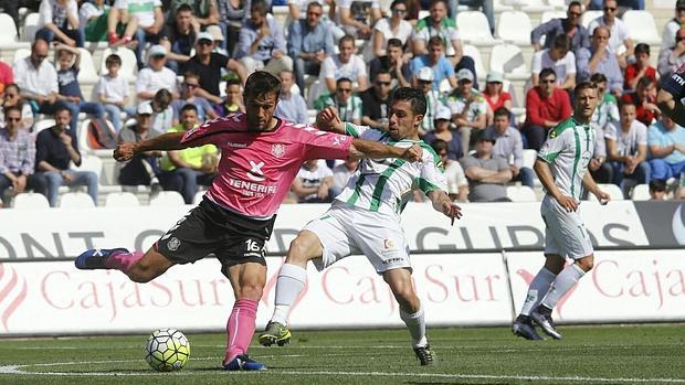 Caballero trata de robar el balón a un jugador del Tenerife