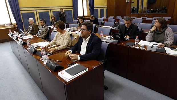 Diputados integrantes de la comisión de investigación durante una de las comparecencias