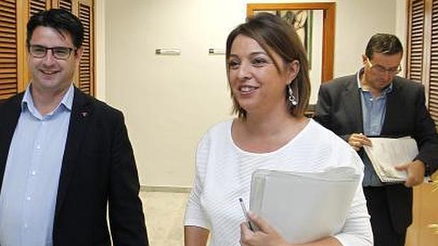 El primer teniente de alcalde, Pedro García, junto a la alcaldesa y delante de Valeriano Lavela