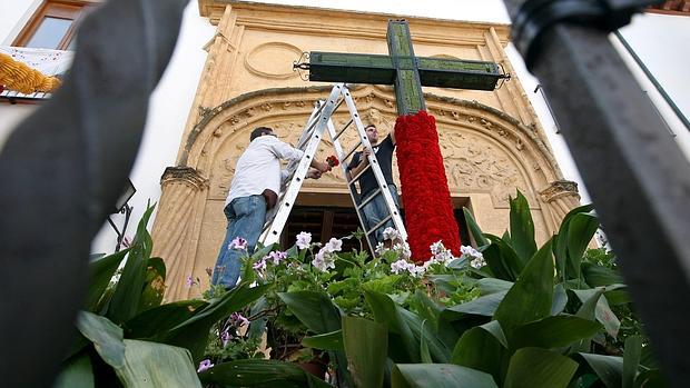 Montaje de una Cruz de Mayo en Córdoba