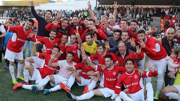 La plantilla del Atlético Espeleño celebra el ascenso a Tercera División