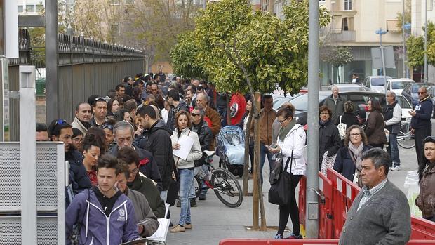 Colas para inscribirse en la bolsa de trabajo de Sadeco