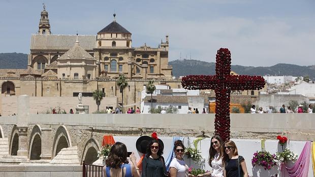 Cruz de mayo junto a la Calahorra