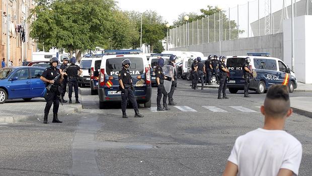 Presencia policial en la barriada de Las Palmeras, en una fotografía de archivo