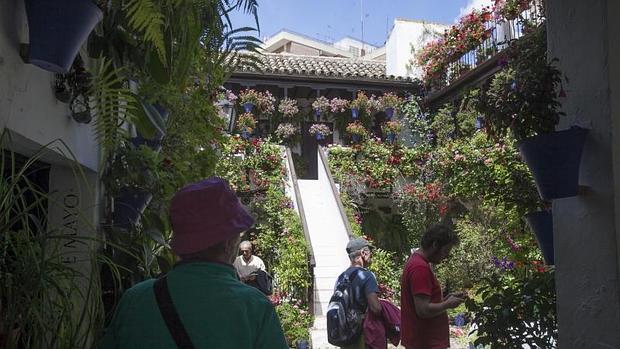 Turistas en un patio de San Basilio