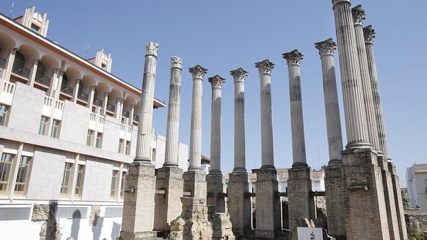 El Templo Romano, junto al edificio de Capitulares