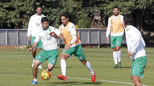 Nando disputa una pelota durante un entrenamiento del Córdoba