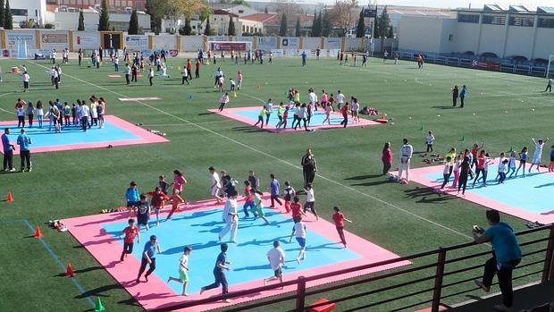 Unos 300 niños participan en el programa «Elige tu deporte» en Hinojosa