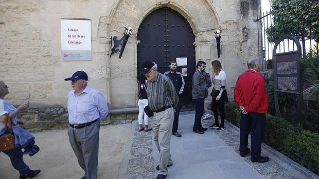 Turistas en la puerta cerrada del Alcázar de los Reyes Cristianos