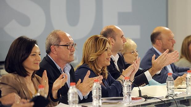 Susana Díaz aplaude una intervención durante el Comité Director del PSOE andaluz