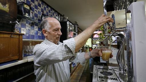 Francisco Dorado tirando una caña en Moriles 2