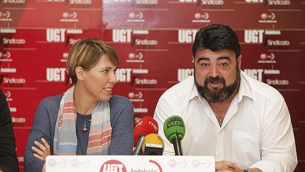 Isabel Araque mira a Vicente Palomares ayer en la sede de UGT Córdoba