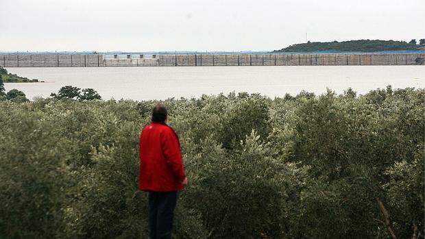 Una persona observa el embalse de La Breña II