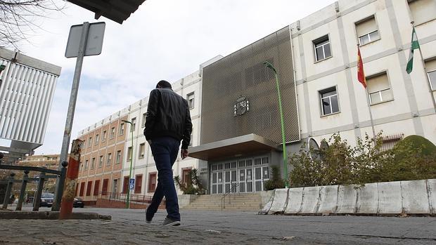 Un hombre camina frente a la fachada del Palacio de Justicia de Córdoba