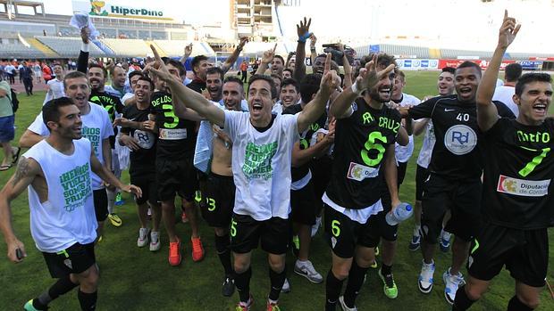 Los jugadores del Córdoba celebran el ascenso logrado tras una formidable reacción liguera