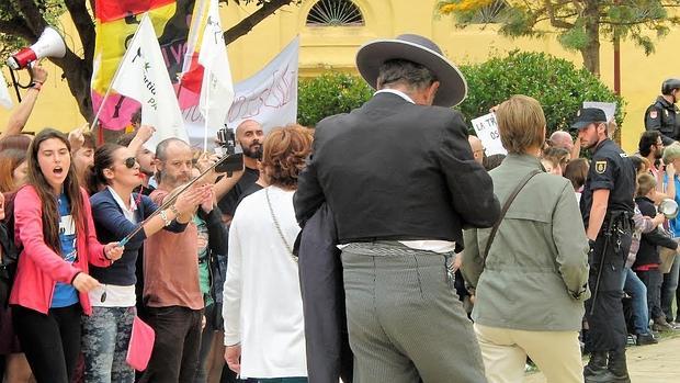 Manifestación antitaurina a las puertas de la plaza de toros de Jerez