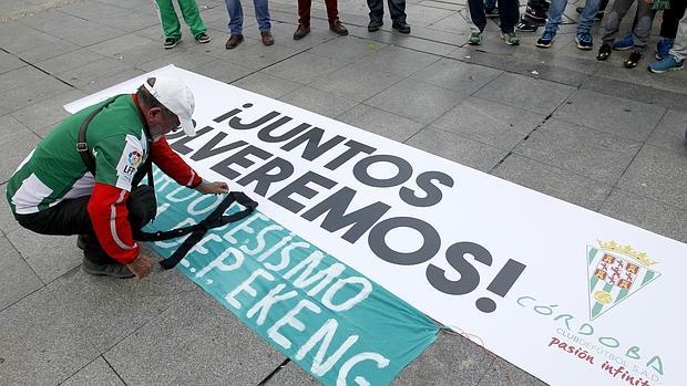 Aficionados guardan un minuto de silencio por Ekeng