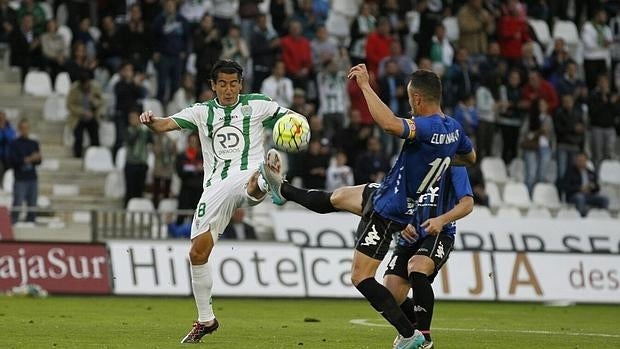 Pedro Ríos trata de controlar un balón ante la presión de dos rivales del Girona