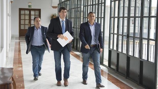 El líder andaluz de Ciudadanos, Juan Marín, junto a dos diputados de su grupo, antes de entrar a una reunión de la Mesa del Parlamento