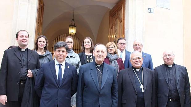 El cardenal Stella, con el obispo y el alcalde de Montilla, en el Ayuntamiento