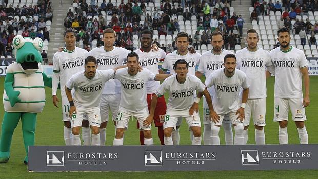 Los jugadores del Córdoba CF lucieron camisetas en recuerdo de Patrick Ekeng