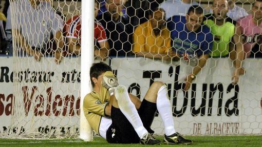 El portero Valle se lamenta tras el empate en Almansa