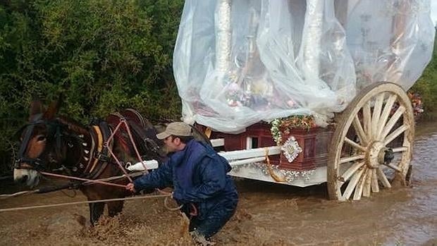 El camino del Rocío está lleno de barro y lodo