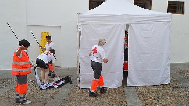 Voluntarios de Cruz Roja en uno de los dispositivos preparados para los Patios