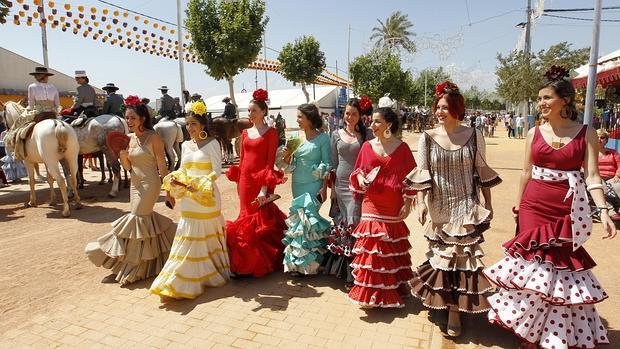 Un grupo de jóvenes vestidas de gitana en la Feria de Córdoba