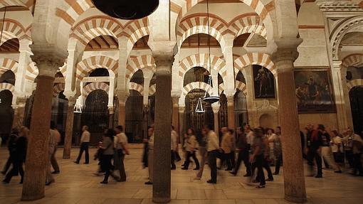 Turistas en la vistia nocturna a la Mezquita-Catedral