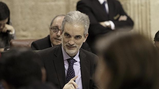 El consejero de Salud, durante una comparecencia en el Parlamento