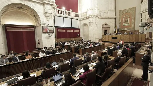 Pleno del Parlamento de Andalucía donde se han aprobado estos planes de empleo