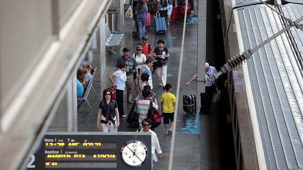 Viajeros del AVE en la estación de Córdoba