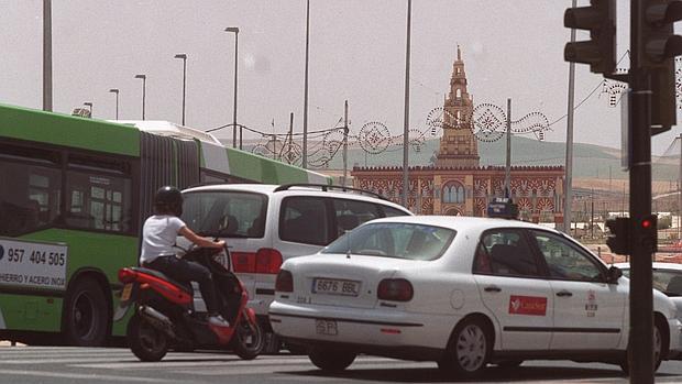 Taxis y un bus urbano en dirección a la Feria