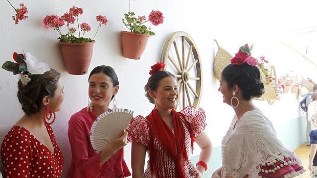 Jóvenes vestidas de gitana en la Feria de Córdoba