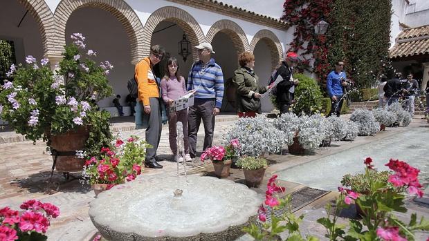 Turistas en uno de los patios del Palacio de Viana