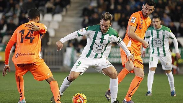 Xisco pelea un balón en el partido de ida con el Llagostera en El Arcángel