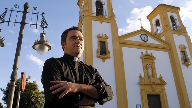 Pablo Garzón, ante la puerta de la iglesia de San Vicente Ferrer, en Cañero