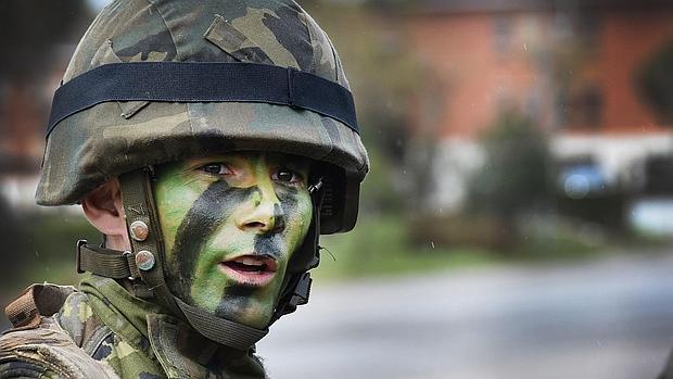 Un soldado de la Brigada cordobesa de camuflaje