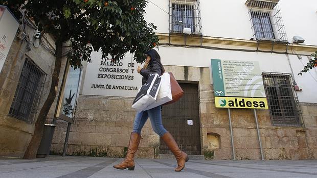 Una joven pasa delante del Palacio de Congresos, cerrado a cal y canto