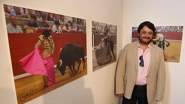 Fidel Arroyo, con las fotografías de la exposición