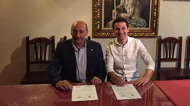 El hermano mayor y el presidente de la banda, en la firma del contrato