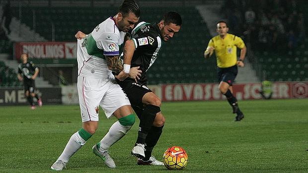 Florin Andone es presionado por el excordobesista Armando en el Elche-Córdoba de la primera vuelta